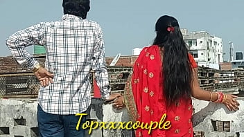 छत पर घूमती पड़ोस की नई दुल्हन को पकड़कर जोरदार चोदा