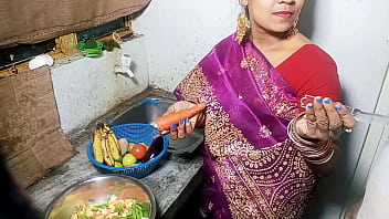 सुबह सुबह किचन में खाना बनाती हुई सेक्सी भाभी को चोदना