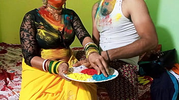 ससुरजी के साथ बहू की होली की रंगीन मस्ती, भीगे कपड़ों में उभरे नशीले अंग, देसी बंगाली चुदाई का गीला वीडियो
