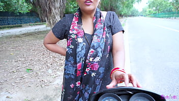 Desi Randi Bhabhi Roadside Client Ke Saat Kuttiya Ban Kar Chudai Karti Hai, Uski Hindi Awaaz Mein Chillate Hue